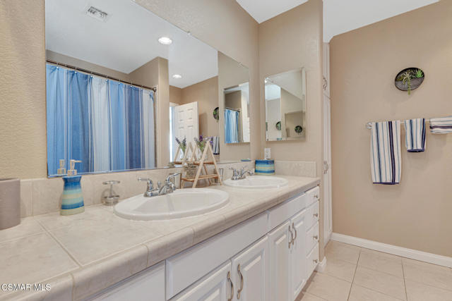 4542 Skidmore Court, Moorpark CA: https://media.crmls.org/mediaz/a73fbf03-f53e-46f5-978d-6e418cafcfad.jpg