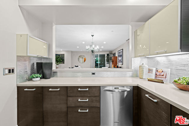 1411 N Detroit Street, Los Angeles CA: https://media.crmls.org/mediaz/a740bbe8-4936-4ece-af61-f5d08e891e86.jpg