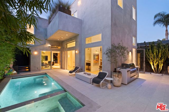 518 Sunset Avenue, Venice CA: https://media.crmls.org/mediaz/a7419d0d-a2d2-43d1-b7ab-c865310910d8.jpg