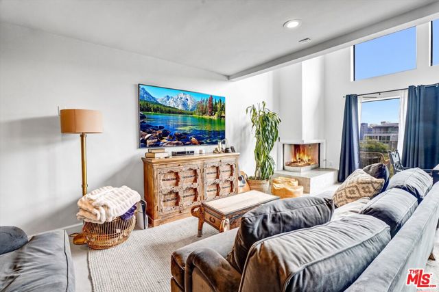 4105 Pacific Avenue, Marina del Rey CA: https://media.crmls.org/mediaz/a743e4d4-8040-4b56-b86a-e9f32b413d0c.jpg
