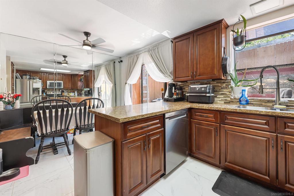 1261 34th St - photo 2