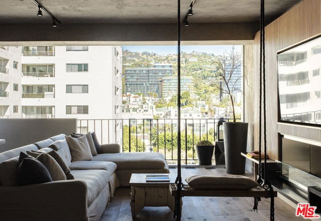818 N Doheny Drive, West Hollywood CA: https://media.crmls.org/mediaz/a744daa3-08f4-46e7-87b2-cc182bfaa5a8.jpg