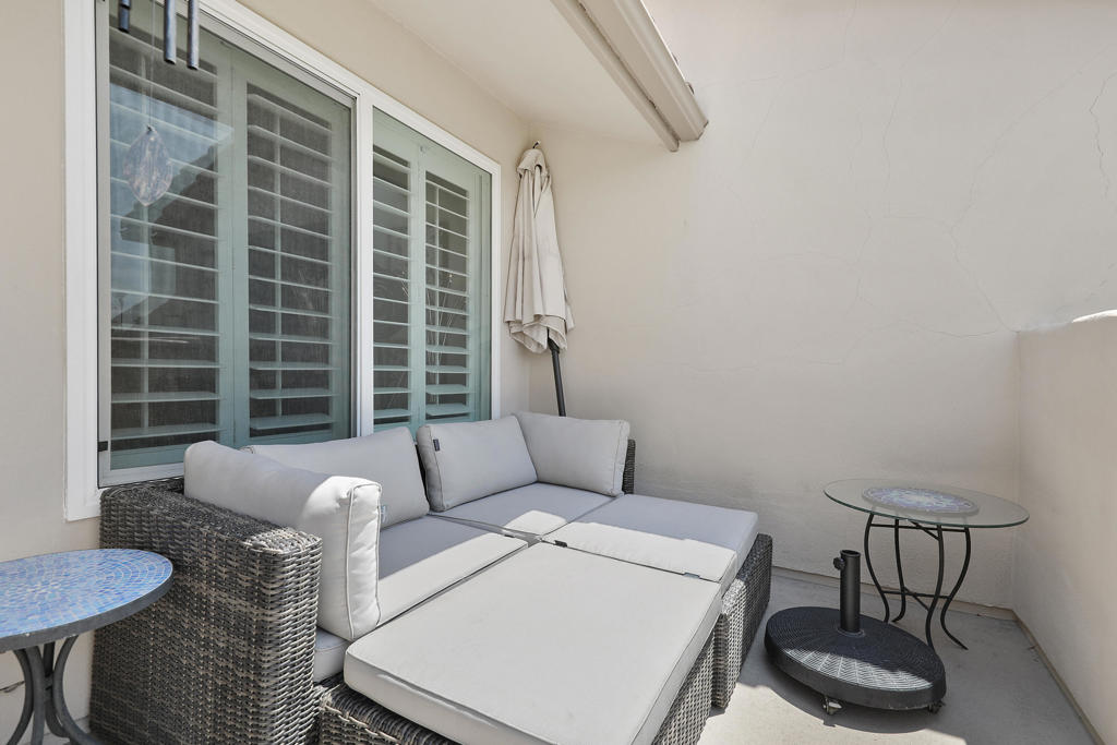 https://media.crmls.org/mediaz/a7458951-903d-421f-bc3b-2a0bbb3f4cdc.jpg?preset=X-Large