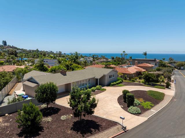 1381 W Muirlands Drive, La Jolla CA: https://media.crmls.org/mediaz/a745d2fe-346b-4131-b28f-b65c147257a1.jpg