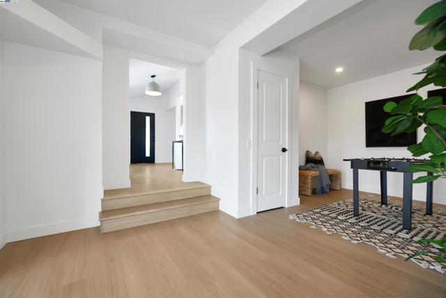 102 Castlewood Dr, Pleasanton CA: https://media.crmls.org/mediaz/a745f030-8b21-4595-b90b-f01aa00bb3ba.jpg