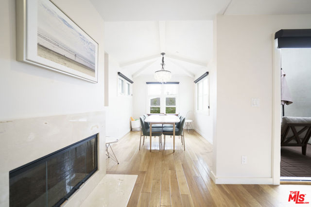 642 Hermosa Avenue, Hermosa Beach CA: https://media.crmls.org/mediaz/a7465eb5-8fb6-4523-b8c2-c81df59290fb.jpg