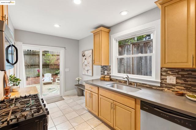 1006 Glendora Ave, Oakland CA: https://media.crmls.org/mediaz/a746a926-fedb-405a-bfd0-24e40ae96de7.jpg