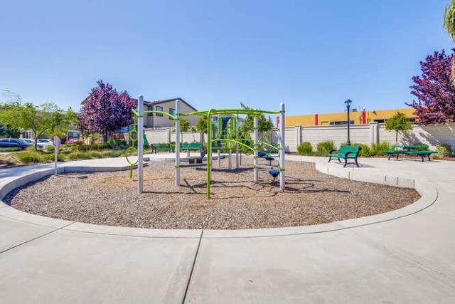 525 Aspen Place, East Palo Alto CA: https://media.crmls.org/mediaz/a7475971-bc49-42f9-89cd-358e319714c0.jpg