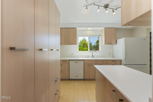 Detail Gallery Image 11 of 40 For 1932 Hilldale Dr, La Canada Flintridge,  CA 91011 - 4 Beds | 2/1 Baths