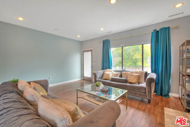1821 S Sycamore Avenue, Los Angeles CA: https://media.crmls.org/mediaz/a7479ee0-3397-41a9-ab19-35aff92fbd22.jpg