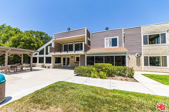 20055 Avenue Of The Oaks, Newhall CA: https://media.crmls.org/mediaz/a74801f4-bb3f-4347-b5d6-f4601bb8537e.jpg