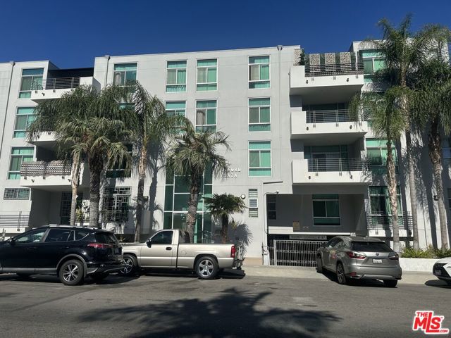332 S Oxford Avenue, Los Angeles CA: https://media.crmls.org/mediaz/a7485ed1-c338-4e8d-9fbe-40aafd776ac3.jpg