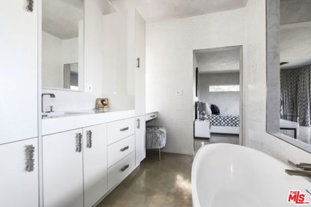 11462 LAURELCREST Road, Studio City CA: https://media.crmls.org/mediaz/a7488479-dc18-4dd9-915d-a7b4f90da776.jpg