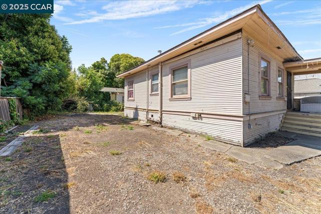 1229 55Th St, Emeryville CA: https://media.crmls.org/mediaz/a74a3fd4-ad73-444b-b746-6feec6f968a2.jpg