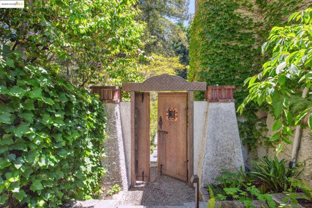305 The Uplands, Berkeley CA: https://media.crmls.org/mediaz/a74a498e-ae5a-4738-ad0f-1b945b99890f.jpg