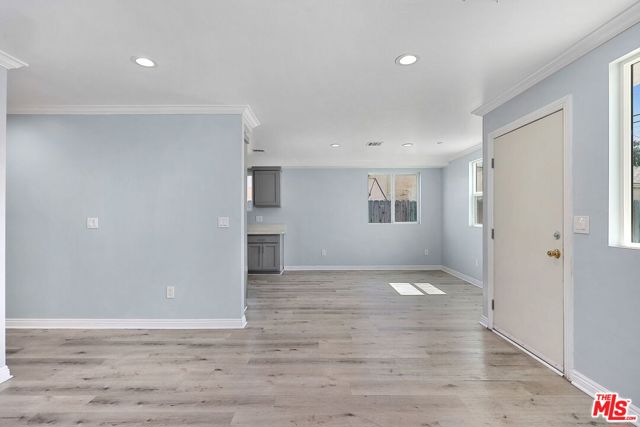 320 E 55th Street, Los Angeles CA: https://media.crmls.org/mediaz/a74a729a-53e9-4677-a84f-51b840fb1a5f.jpg