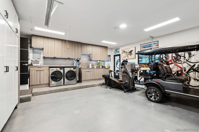 5560 Moonlight Lane, La Jolla CA: https://media.crmls.org/mediaz/a74ad946-5a00-4fc4-b74f-b7e7173f0ff7.jpg