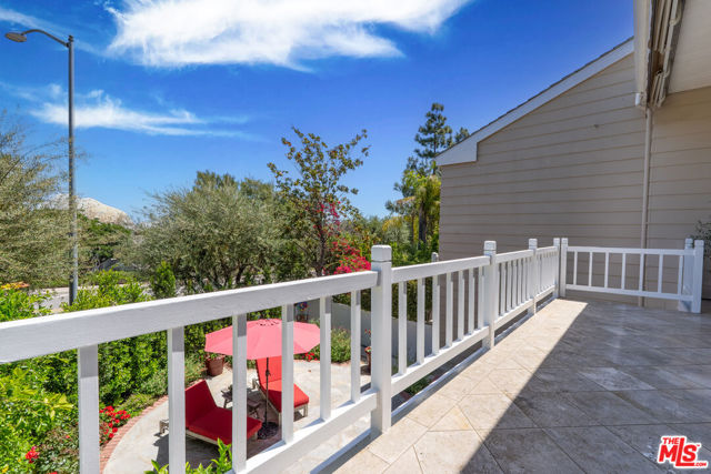 12555 The Vista, Los Angeles CA: https://media.crmls.org/mediaz/a74b76c9-f98c-4daa-93f5-92a7ae4eadc1.jpg