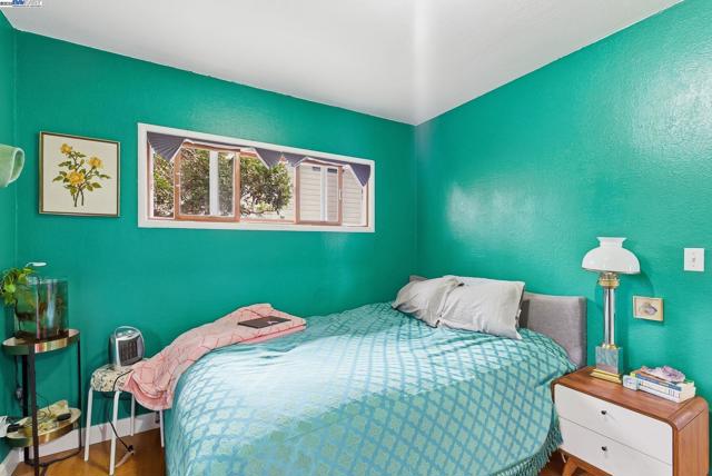 2133 Clinton Ave, Alameda CA: https://media.crmls.org/mediaz/a74b88a9-596c-4963-978f-2512a440b19d.jpg