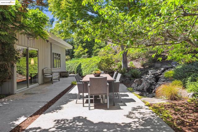 1 Garden Dr, Kensington CA: https://media.crmls.org/mediaz/a74bb2d2-06d3-408e-83b9-0b1d2221a7b5.jpg