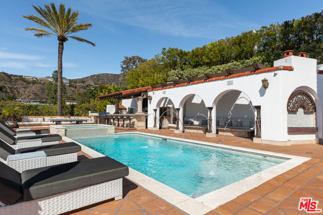 330 Kempton Road, Glendale CA: https://media.crmls.org/mediaz/a74bef14-3add-4ae5-a7f9-9eef5873ab62.jpg