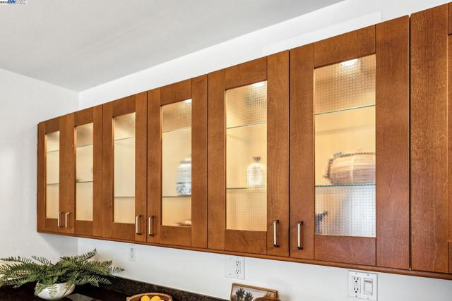 950 Shorepoint Ct, Alameda CA: https://media.crmls.org/mediaz/a74c49e3-a3a7-421f-a98a-aaaa18511c53.jpg