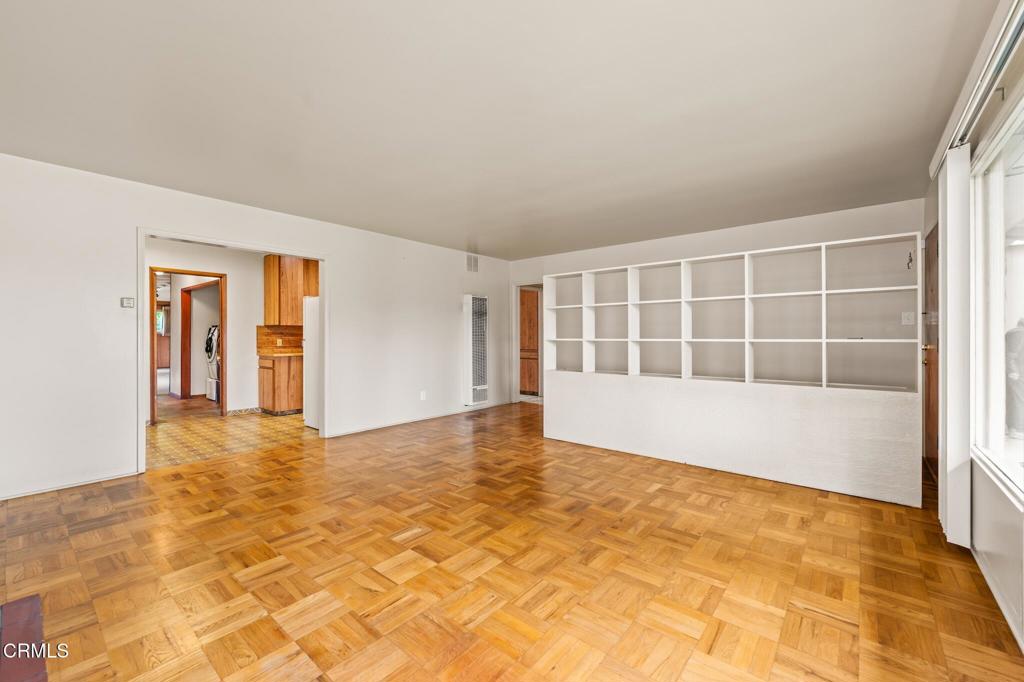https://media.crmls.org/mediaz/a74c98f0-b370-475e-908e-0bb5168e46db.jpg?preset=X-Large