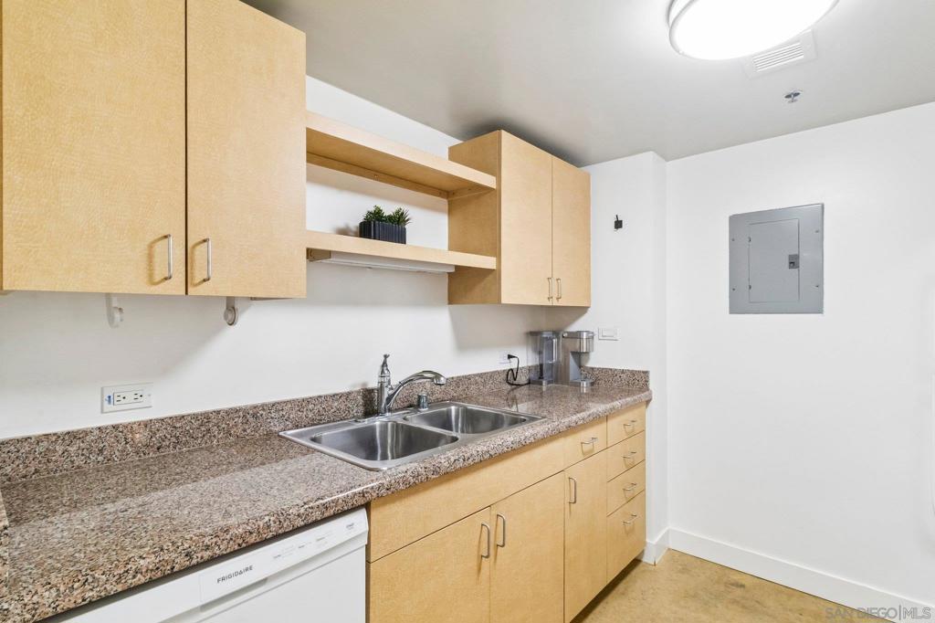 425 W Beech St - photo 9