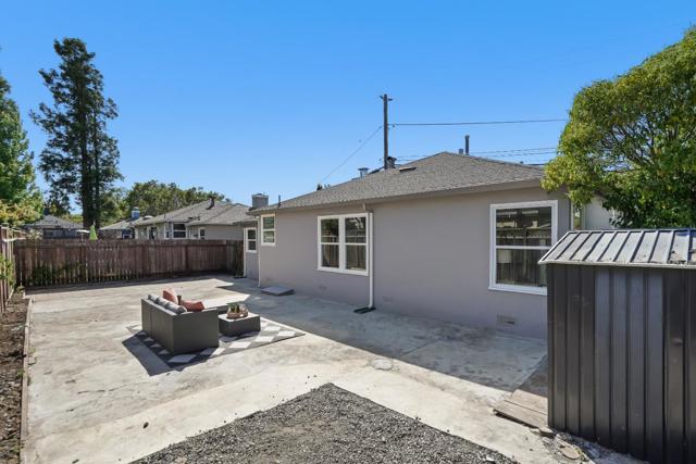 1016 E Santa Inez Avenue, San Mateo CA: https://media.crmls.org/mediaz/a74d57de-3873-45f8-9203-9a44558f691d.jpg