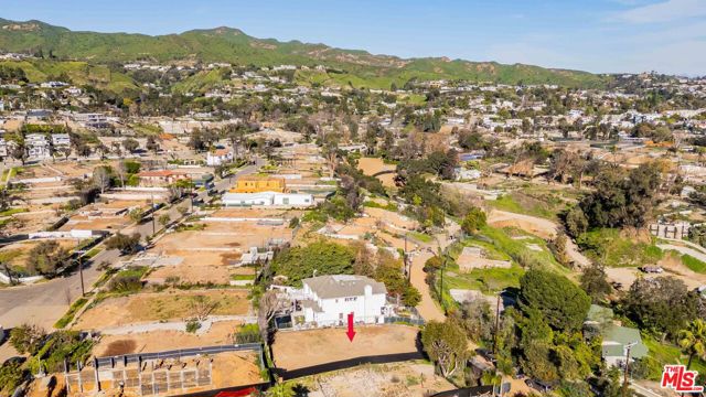 575 N Marquette Street, Pacific Palisades CA: https://media.crmls.org/mediaz/a74dad2e-4d7e-45e3-97fb-c4dc8f406f68.jpg