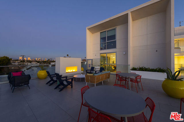 2929 pennsylvania Avenue, Santa Monica CA: https://media.crmls.org/mediaz/a74dd134-8742-4ef7-9f14-02c9446494d6.jpg