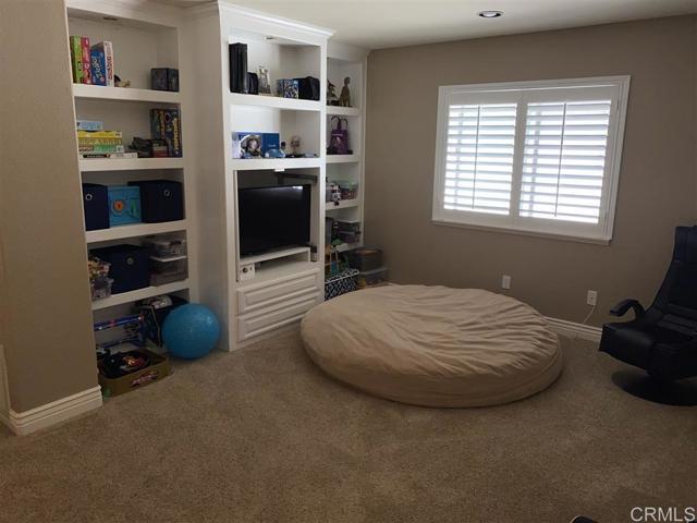 3364 Avenida Nieve, Carlsbad CA: https://media.crmls.org/mediaz/a74ed6c0-69b2-4bac-a6f5-44d155428105.jpg