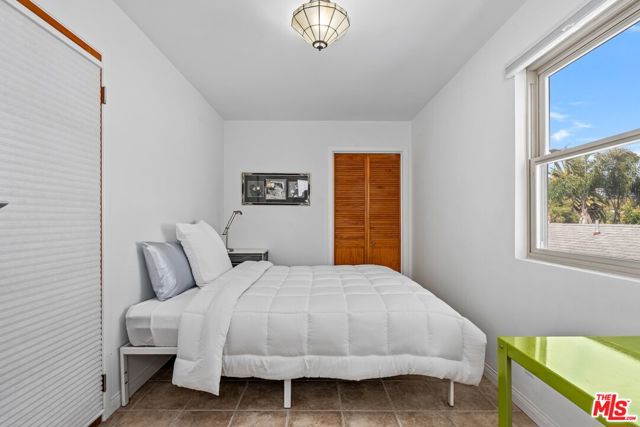 666 Marr Street, Venice CA: https://media.crmls.org/mediaz/a74fbc40-4d5a-43a7-b453-a86ccfece3fc.jpg