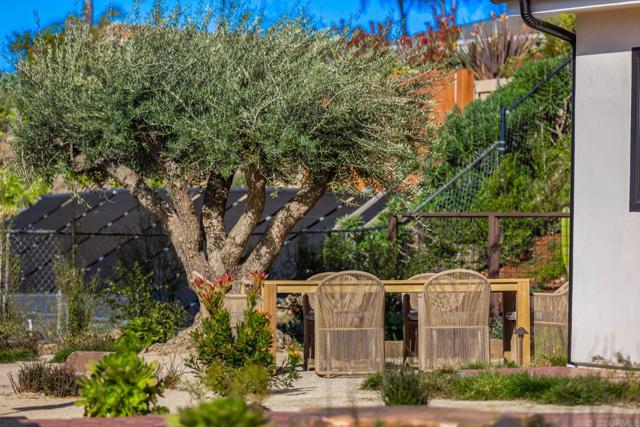 Detail Gallery Image 19 of 39 For 2087 via Ladeta, La Jolla,  CA 92037 - 2 Beds | 2 Baths