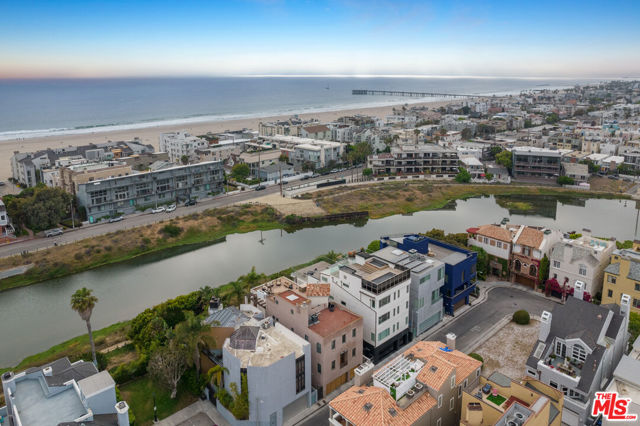 4115 Roma Court, Marina del Rey CA: https://media.crmls.org/mediaz/a75004b4-43c2-43c6-b1c2-03cbf89596a4.jpg