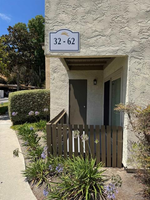 432 Edgehill Ln, Oceanside CA: https://media.crmls.org/mediaz/a7501fb9-9549-486c-ac8f-f7e994177727.jpg
