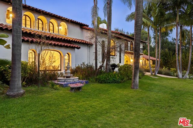 9451 Sunset Boulevard, Beverly Hills CA: https://media.crmls.org/mediaz/a751d6fb-de8c-4195-afa6-db19d73928d5.jpg