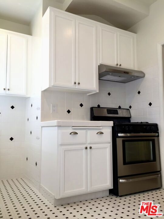 347 N Curson Avenue, Los Angeles CA: https://media.crmls.org/mediaz/a7522edf-cf59-4ca4-afcd-e23e311695ae.jpg