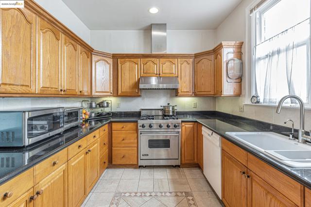2033 Clement St, San Francisco CA: https://media.crmls.org/mediaz/a7526ecb-62ad-4747-a58d-cd54e95922c1.jpg