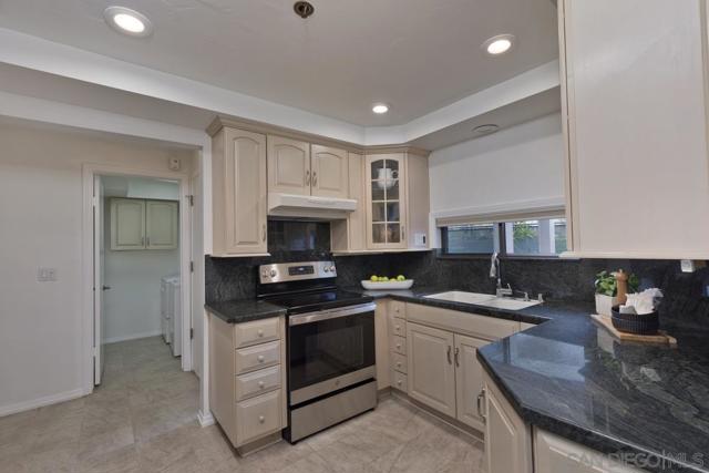 8263 Camino Del Oro, La Jolla CA: https://media.crmls.org/mediaz/a752b0f4-4da9-4770-8513-24812ef7bd6e.jpg