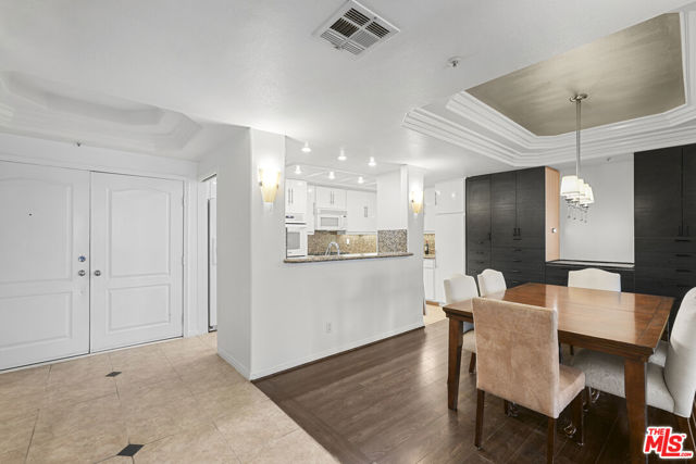 5224 Zelzah Avenue, Encino CA: https://media.crmls.org/mediaz/a7556489-13ab-4873-b967-1f5682ec7760.jpg