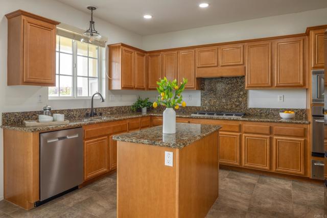 1185 Parkview Drive, Oceanside CA: https://media.crmls.org/mediaz/a7563308-3a7d-41e2-9085-e806afdd5be1.jpg