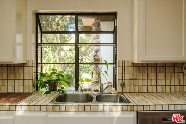 1289 Old Topanga Canyon Road, Topanga CA: https://media.crmls.org/mediaz/a75636f1-aca7-41f3-8ad7-3a52a5dbed9a.jpg