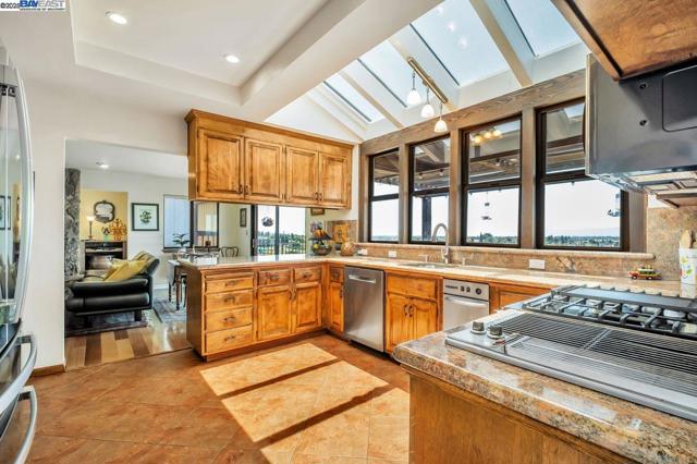31865 Chicoine Ave, Hayward CA: https://media.crmls.org/mediaz/a7568bd0-e7e5-4a23-a595-0038263d3366.jpg