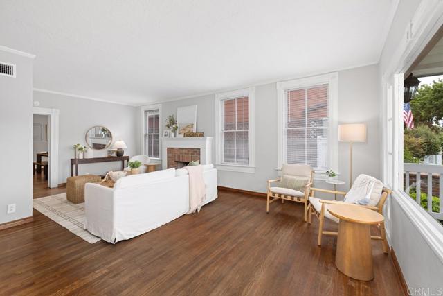 131 H Avenue, Coronado CA: https://media.crmls.org/mediaz/a75716f3-d55b-4603-adf3-13262938f1bd.jpg