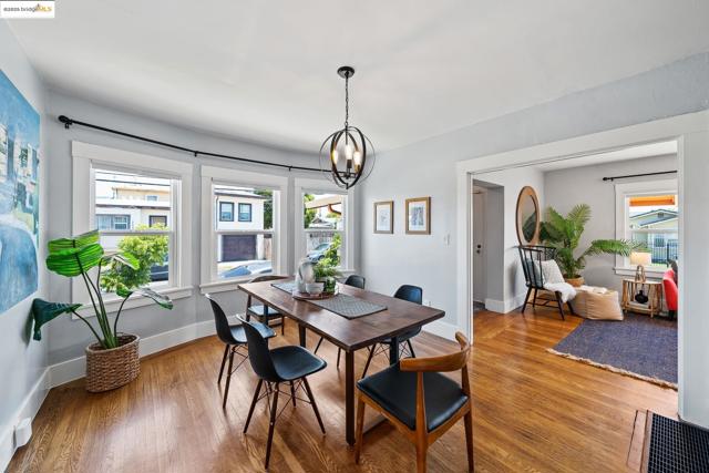 1547 68Th Ave, Oakland CA: https://media.crmls.org/mediaz/a7583154-a797-4e61-a46b-6d9befc5ad44.jpg