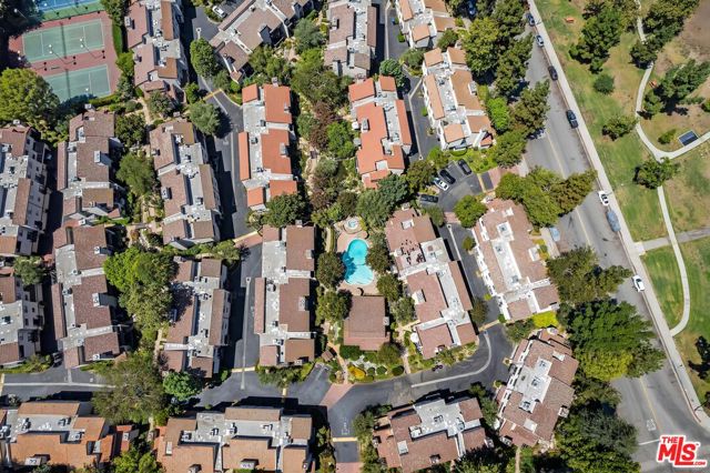 5757 Owensmouth Avenue, Woodland Hills CA: https://media.crmls.org/mediaz/a75d806b-ab6c-4228-8d5a-099938e2e47f.jpg