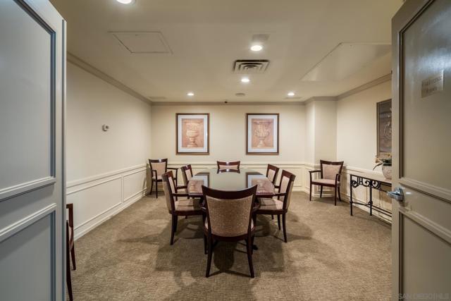 939 Coast Blvd, La Jolla CA: https://media.crmls.org/mediaz/a75e97bd-3171-405e-bce3-2e0a5d20fe73.jpg