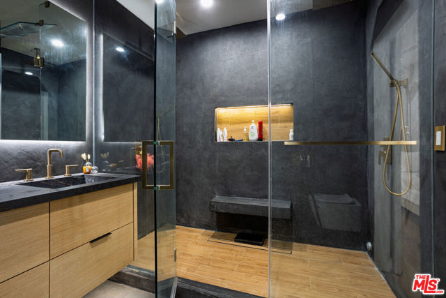 6610 Farralone Avenue, Woodland Hills CA: https://media.crmls.org/mediaz/a75f01d7-26d8-412e-8e26-c37c9f0d5f76.jpg
