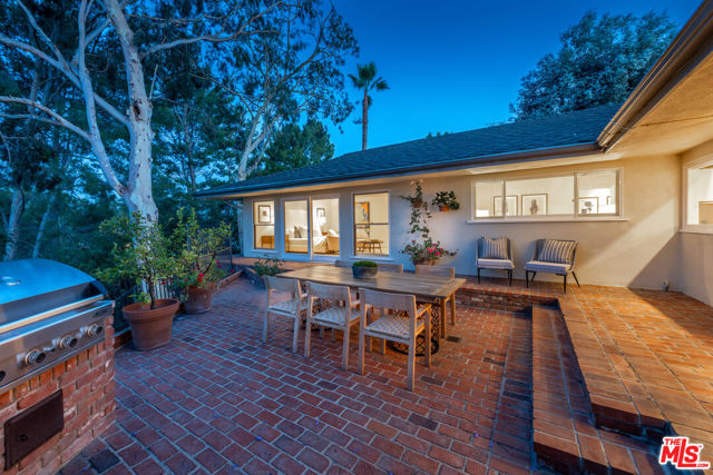 16331 Tudor Drive, Encino CA: https://media.crmls.org/mediaz/a75f39be-365c-44cc-84ca-ff421b55ebb5.jpg